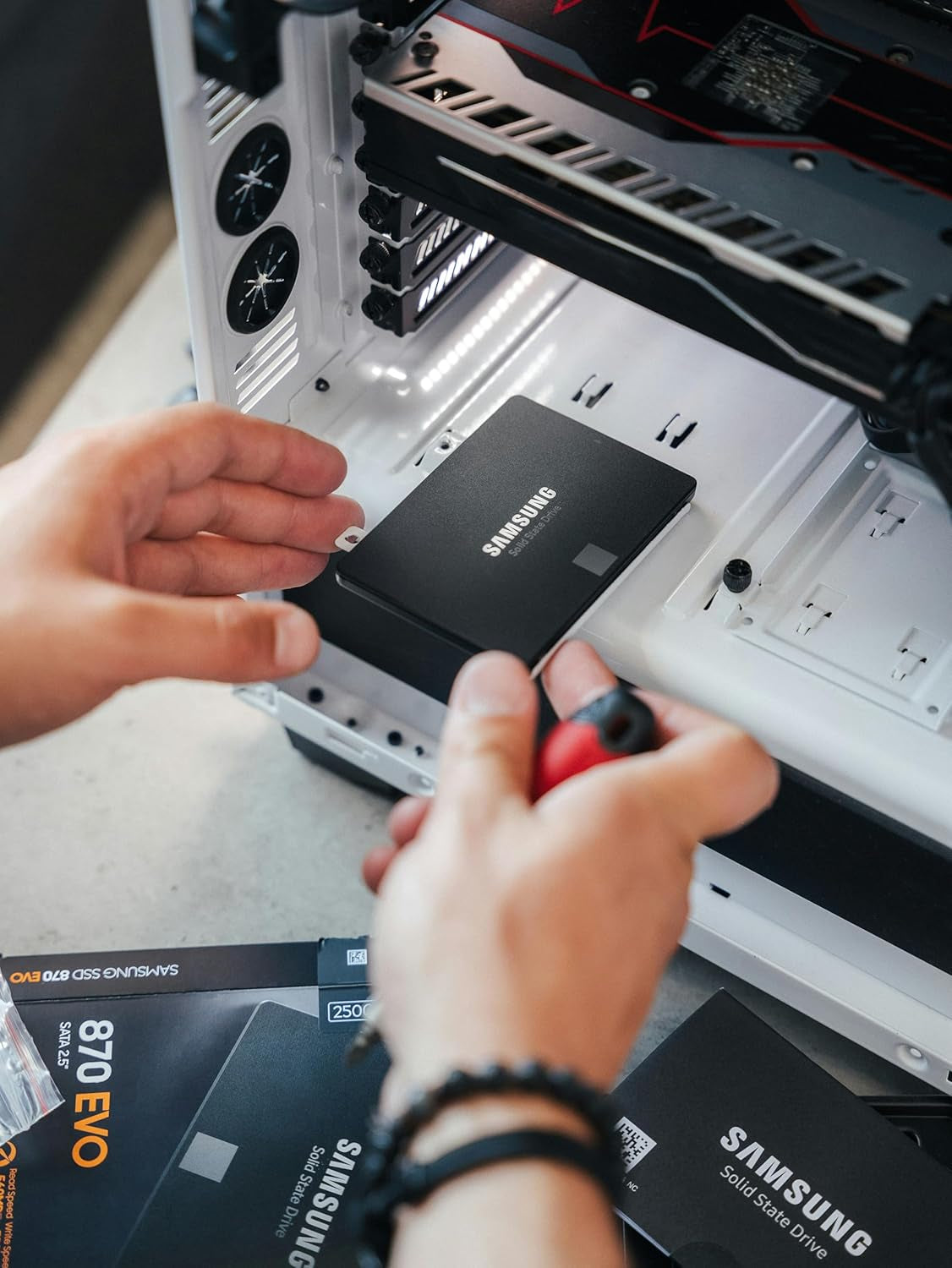 Electronics 870 EVO 2TB 2.5 Inch SATA III Internal SSD (MZ-77E2T0B/AM)